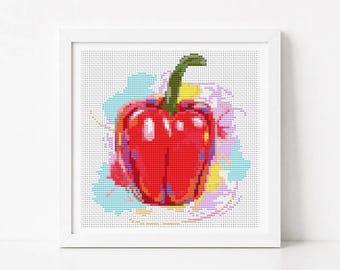 Può includere: Un ricamo a punto croce incorniciato raffigurante un peperone rosso brillante con un picciolo verde, centrato su uno sfondo di macchie astratte in stile acquerello nelle tonalità dell'azzurro, giallo e viola, il tutto in una cornice bianca.