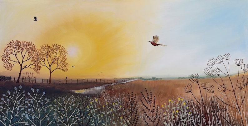 Puede incluir: Una pintura de un paisaje rural con un fais&aacute;n volando en el cielo. El cielo es un degradado de amarillo y azul. Hay &aacute;rboles en primer plano y un arroyo en el plano medio. El fondo es un campo de hierba alta.