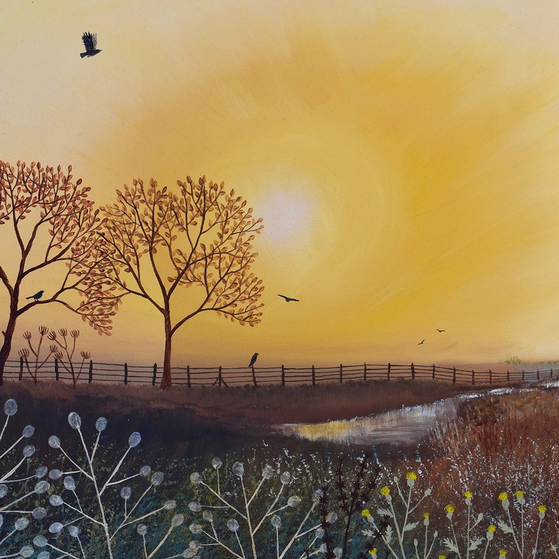 Puede incluir: Una pintura de un paisaje rural con dos &aacute;rboles en primer plano, una valla y un arroyo. El cielo es de un amarillo vibrante con el sol brillando a trav&eacute;s de las nubes. Hay p&aacute;jaros volando en el cielo.