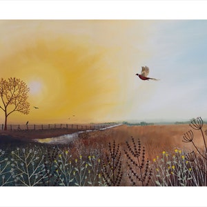 Puede incluir: Una pintura de un paisaje rural con dos &aacute;rboles desnudos en primer plano, un arroyo que atraviesa el terreno intermedio y una perdiz volando en el cielo. El cielo es de un amarillo y naranja vibrantes, lo que sugiere una puesta de sol.