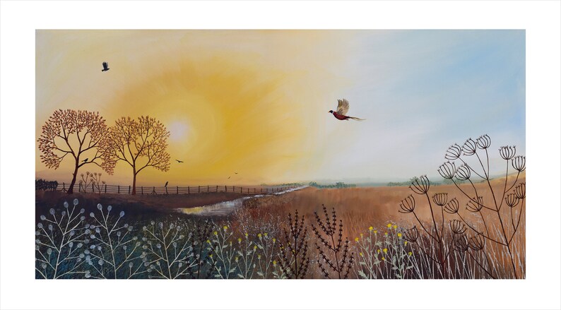 Puede incluir: Una pintura de un paisaje rural con dos &aacute;rboles desnudos en primer plano, un arroyo que atraviesa el terreno intermedio y una perdiz volando en el cielo. El cielo es de un amarillo y naranja vibrantes, lo que sugiere una puesta de sol.