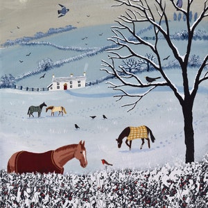 K&ouml;nnte beinhalten: Eine verschneite Winterlandschaft mit einem wei&szlig;en Bauernhaus, einem kahlen Baum und vier Pferden auf einem Feld. Die Pferde sind braun und wei&szlig; mit Decken. Ein Rotkehlchen sitzt auf einem Busch im Vordergrund.