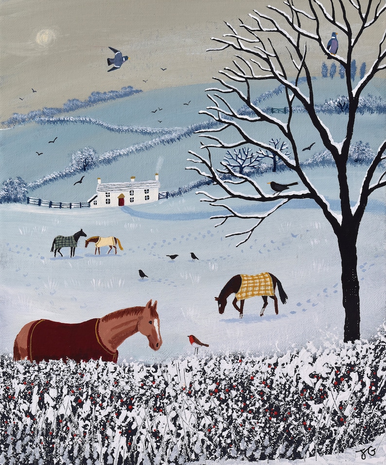 K&ouml;nnte beinhalten: Eine verschneite Winterlandschaft mit einem wei&szlig;en Bauernhaus, einem kahlen Baum und vier Pferden auf einem Feld. Die Pferde sind braun und wei&szlig; mit Decken. Ein Rotkehlchen sitzt auf einem Busch im Vordergrund.