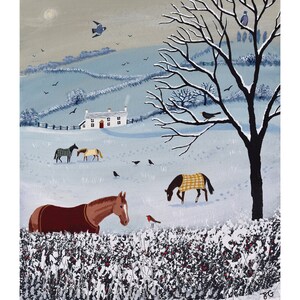 K&ouml;nnte beinhalten: Eine verschneite Winterlandschaft mit einem wei&szlig;en Bauernhaus in der Ferne. Ein kahler Baum steht im Vordergrund mit einem braunen Pferd, das eine rote Decke tr&auml;gt und im Schnee steht. Ein Rotkehlchen sitzt auf einem Busch im Vordergrund.