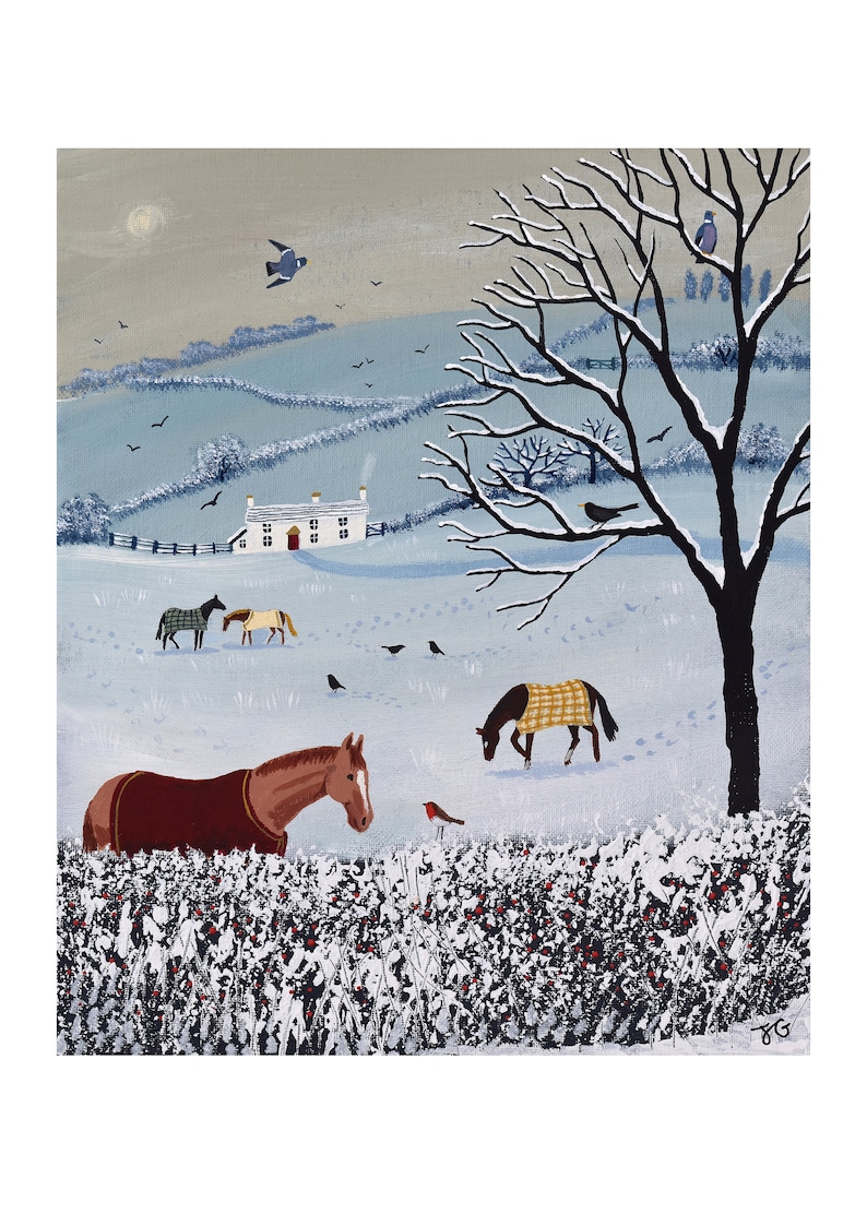 K&ouml;nnte beinhalten: Eine verschneite Winterlandschaft mit einem wei&szlig;en Bauernhaus in der Ferne. Ein kahler Baum steht im Vordergrund mit einem braunen Pferd, das eine rote Decke tr&auml;gt und im Schnee steht. Ein Rotkehlchen sitzt auf einem Busch im Vordergrund.