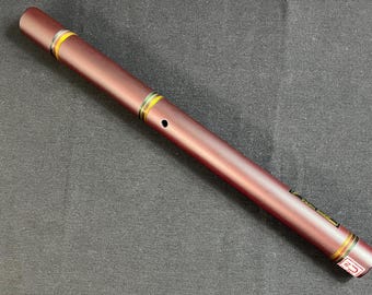 Flûte quena péruvienne en bambou, couleur bordeaux, accordée en sol, fabriquée à la main au Pérou, instrument à vent traditionnel avec étui.