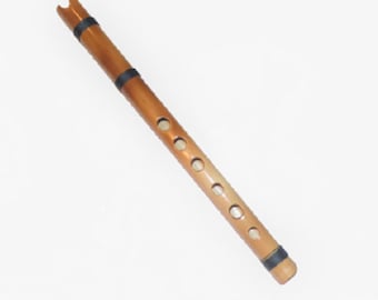 Puede incluir: Una flauta de madera marrón con bandas negras y seis agujeros para los dedos.