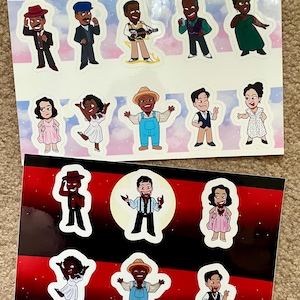 Puede incluir: Dos hojas de pegatinas con ilustraciones de dibujos animados de personajes con varios atuendos. La hoja superior tiene personajes con trajes y vestidos sobre un fondo de cielo. La hoja inferior tiene personajes similares sobre un fondo rojo y negro.