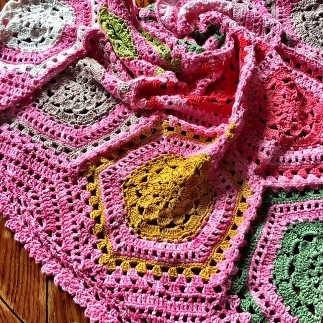 38 Hexagon Blanket Crochet Patterns for Cozy Throws, Baby Blankets, and Retro Home Decor 27 Hexagon Motif Blanket crochet pattern/striped