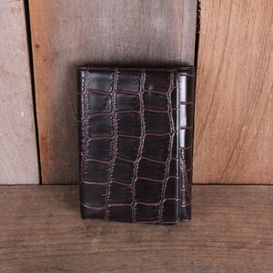 Cartera de hombre de imitación de cocodrilo de plástico vintage con tarjetas de membresía de mediados de siglo