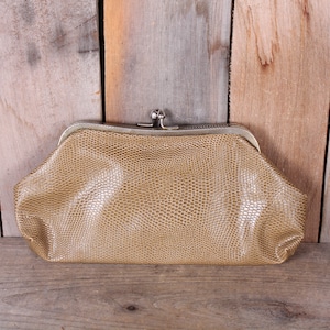 Bolso de mano vintage de piel de serpiente sintética de plástico para mujer, de los años 60, en color tostado con forro rojo