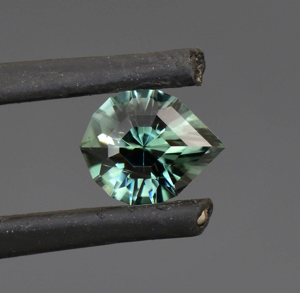 12+ Congo Tourmaline Pixelated Cut Background