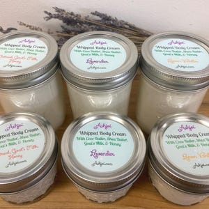Opgeklopte bodycrème met kokosboter, sheaboter, geitenmelk en honing.