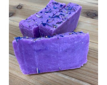 Ashley soap has a strong hyacinth scent. Your bathroom will have the lovely aroma of hyacinth blooming when you shower with this soap.