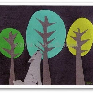 Puede incluir: Un lobo gris se para sobre sus patas traseras, mirando hacia arriba a tres &aacute;rboles estilizados. Los &aacute;rboles tienen hojas verdes, turquesa y amarillas. El fondo es gris oscuro.
