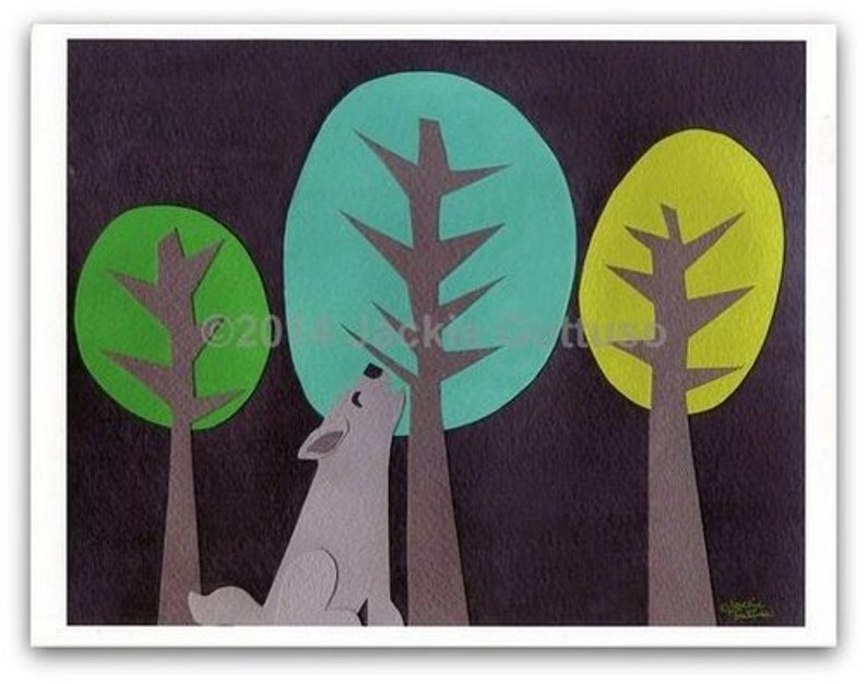 Puede incluir: Un lobo gris se para sobre sus patas traseras, mirando hacia arriba a tres &aacute;rboles estilizados. Los &aacute;rboles tienen hojas verdes, turquesa y amarillas. El fondo es gris oscuro.