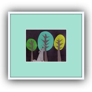 Puede incluir: Un lobo gris con la cabeza inclinada hacia arriba, mirando un &aacute;rbol verde, amarillo y azul en un bosque oscuro. Los &aacute;rboles son estilizados y tienen un dise&ntilde;o simple.