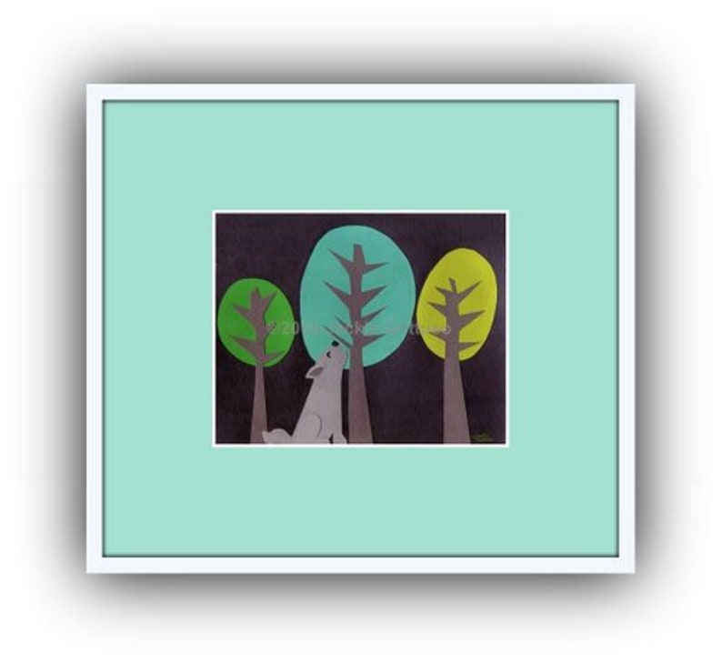 Puede incluir: Un lobo gris con la cabeza inclinada hacia arriba, mirando un &aacute;rbol verde, amarillo y azul en un bosque oscuro. Los &aacute;rboles son estilizados y tienen un dise&ntilde;o simple.