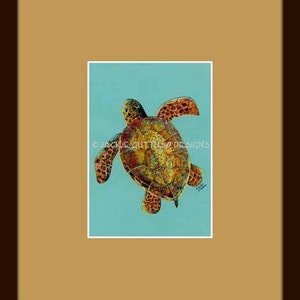 Puede incluir: Una pintura colorida de una tortuga marina nadando en agua azul. La tortuga tiene un caparaz&oacute;n verde, marr&oacute;n y amarillo con acentos naranja y rojo. La pintura est&aacute; firmada "Jackie Gutluso Designs".
