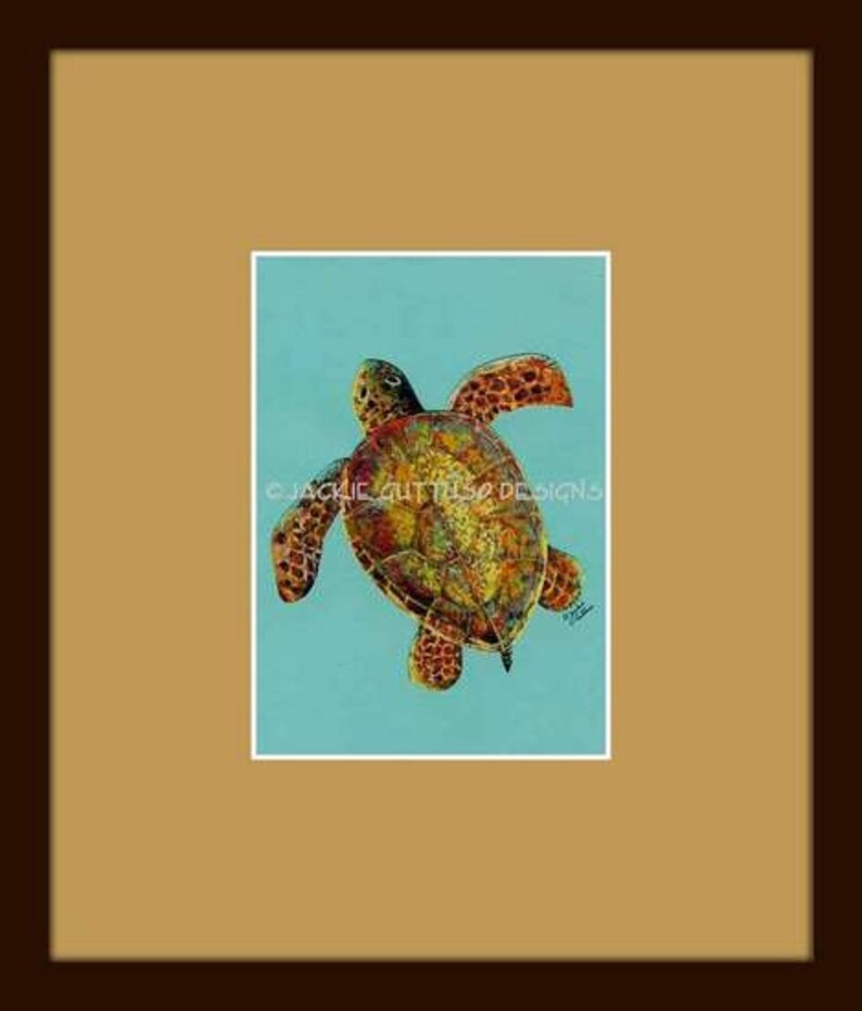 Puede incluir: Una pintura colorida de una tortuga marina nadando en agua azul. La tortuga tiene un caparaz&oacute;n verde, marr&oacute;n y amarillo con acentos naranja y rojo. La pintura est&aacute; firmada "Jackie Gutluso Designs".