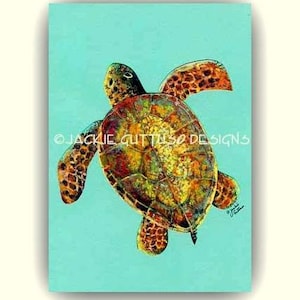 Puede incluir: Una pintura colorida de una tortuga marina nadando en agua turquesa. La tortuga tiene un caparaz&oacute;n verde, amarillo, naranja y marr&oacute;n con ojos negros. La pintura est&aacute; firmada "Jackie Gutluso Designs".