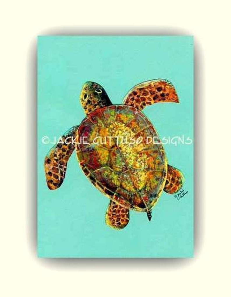 Puede incluir: Una pintura colorida de una tortuga marina nadando en agua turquesa. La tortuga tiene un caparaz&oacute;n verde, amarillo, naranja y marr&oacute;n con ojos negros. La pintura est&aacute; firmada "Jackie Gutluso Designs".
