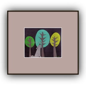 Puede incluir: Una ilustraci&oacute;n enmarcada de un lobo aullando a la luna en un bosque con tres &aacute;rboles estilizados. Los &aacute;rboles son verdes, azul verdoso y amarillos. El fondo es azul oscuro.