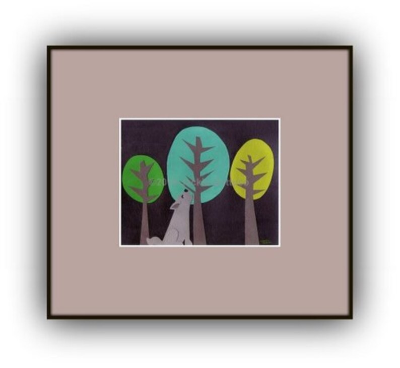 Puede incluir: Una ilustraci&oacute;n enmarcada de un lobo aullando a la luna en un bosque con tres &aacute;rboles estilizados. Los &aacute;rboles son verdes, azul verdoso y amarillos. El fondo es azul oscuro.