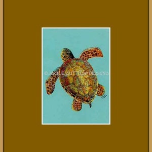 Puede incluir: Una tortuga marina colorida con un caparaz&oacute;n marr&oacute;n, verde y amarillo nada en agua azul turquesa. La tortuga est&aacute; de espaldas al espectador y tiene la cabeza girada hacia un lado. La imagen es una pintura.