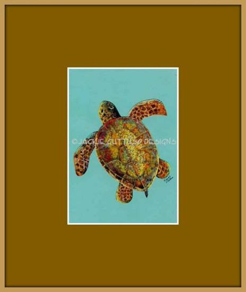 Puede incluir: Una tortuga marina colorida con un caparaz&oacute;n marr&oacute;n, verde y amarillo nada en agua azul turquesa. La tortuga est&aacute; de espaldas al espectador y tiene la cabeza girada hacia un lado. La imagen es una pintura.