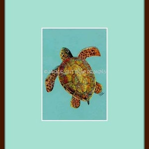 Puede incluir: Una pintura de una tortuga marina nadando en agua turquesa. La tortuga tiene un caparaz&oacute;n marr&oacute;n, naranja y amarillo con una cabeza y aletas verdes.