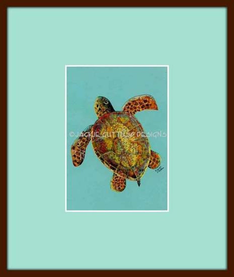 Puede incluir: Una pintura de una tortuga marina nadando en agua turquesa. La tortuga tiene un caparaz&oacute;n marr&oacute;n, naranja y amarillo con una cabeza y aletas verdes.