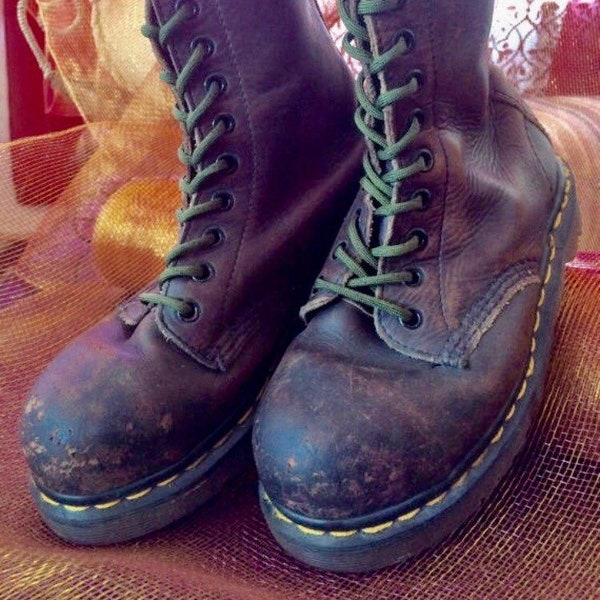 Vintage (Made in England) Doc Marten Boots, Size 4US Men 5US Women SATRA P9425 Seamless Top