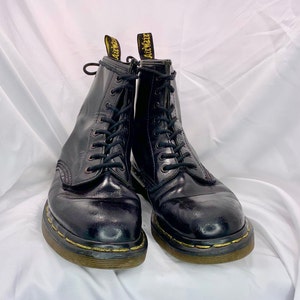 Made in England, Original Black Leather Unisex Ankle Height, Doc Martens Boots with Post Production Red Tinge, US6Men&#39;s