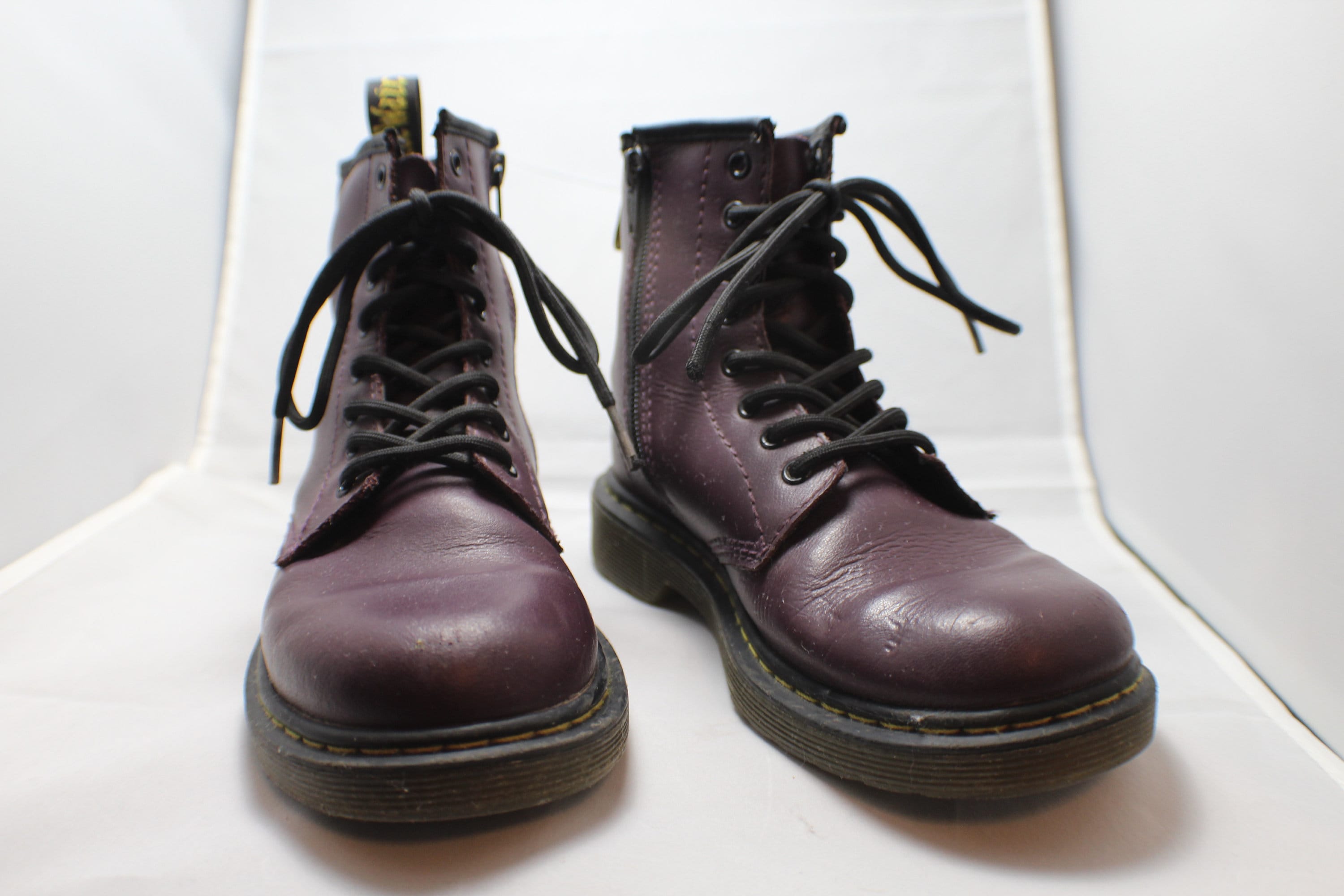 dr martens 4 elementos grises