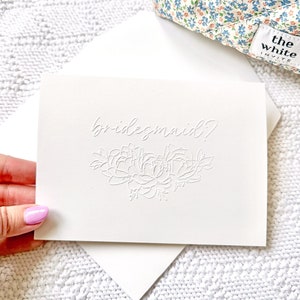 ¿Serás mi tarjeta de dama de honor en relieve con letras mínimas, propuesta de dama de honor / tarjeta de propuesta de dama de honor / regalo de dama de honor moderno