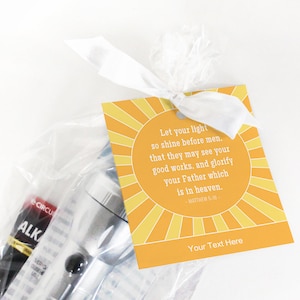 Idea de regalo de cumpleaños para la Primaria SUD: linterna, luz nocturna o etiqueta luminosa para niños o maestros. Deja que tu luz brille. Escritura: Mateo 5:16.