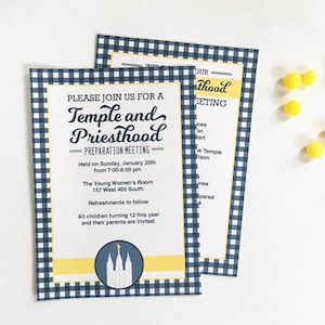 Op de afbeelding: Een blauw-wit geblokte uitnodiging voor een voorbereidingsbijeenkomst voor de tempel en het priesterschap. De uitnodiging bevat de datum, tijd en locatie van de bijeenkomst. Er staat ook een afbeelding van de Salt Lake Temple op.