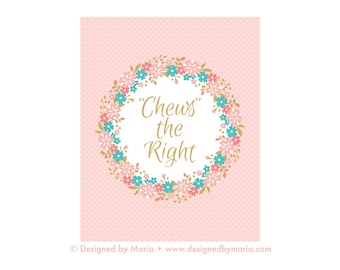 以下が含まれることがあります： 白いドットのピンクの背景に、金の文字で「Chews the Right」と書かれた花輪が描かれています。