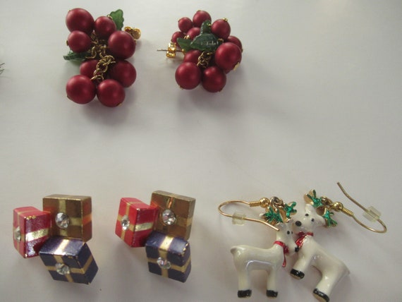 Christmas Earrings Pins Necklace in Plastic Box - image 9