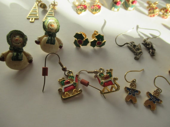Christmas Earrings Pins Necklace in Plastic Box - image 6