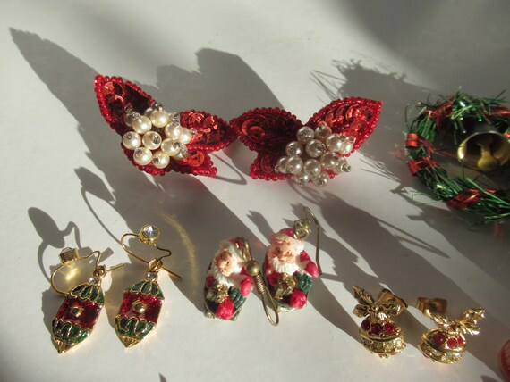 Christmas Earrings Pins Necklace in Plastic Box - image 2