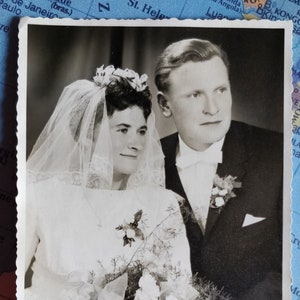 Echte Foto Postkarte, Vintage Braut und Bräutigam, Hochzeitskleid, Schleier, Blumenstrauß, circa 1950er Jahre