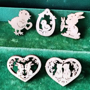 5 ornamenti pasquali in miniatura in legno, 7/8"/2 cm: coniglietto pasquale; gatti nel cuore; conigli nel cuore; 2 pulcini - Erzgebirge (set F2)