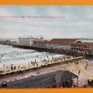 Atlantic City, Nova Jersey, Cartão postal antigo, "Multidão observando banhistas" no Steel Pier, calçadão, 1909