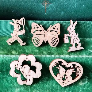 5 ornamenti pasquali in miniatura in legno: Mr e Mrs Easter Bunny; Pulcino trifoglio; Farfalla; Cuore di coniglio - Erzgebirge (set A2)