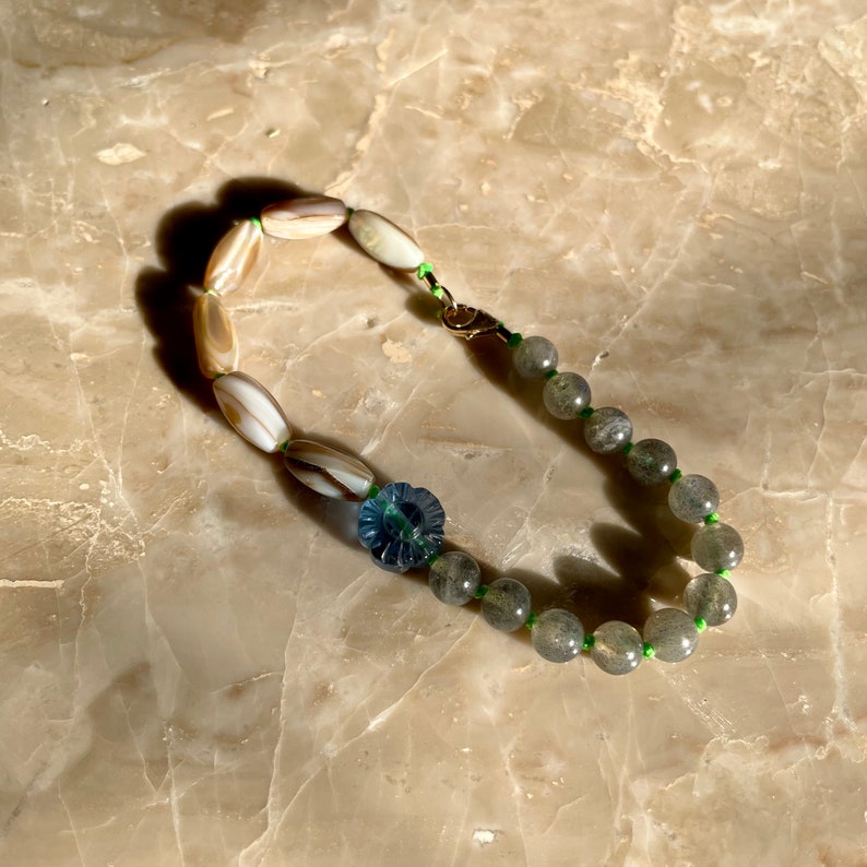 Hand Knotted Gemstone Bracelet Fluorite Flower Labradorite Mother of Pearl SPLIT BRACELET immagine 3