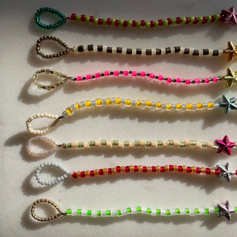 BRACELET SUPERPOSÉ EN PERLES Collection Damier Bracelet de perles de couleur vive amusant avec des perles d'étoiles taillées en diamant et un fermoir à facettes image 2