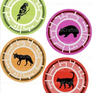Puede incluir: Cuatro diseños circulares coloridos con siluetas de animales. Los diseños incluyen un búho negro sobre verde, un oso negro sobre rosa, un lobo negro sobre naranja y un gato negro sobre rojo. Cada diseño tiene un borde geométrico blanco.