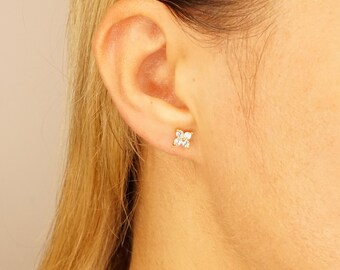Très petites boucles d'oreilles inspirées d'une fleur d'hortensia en argent sterling ou en or avec cristaux CZ scintillants, simples et minimalistes